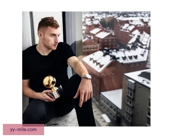 库卢塞夫斯基在热刺中场拼尽全力展现出色表现成为球队核心之一